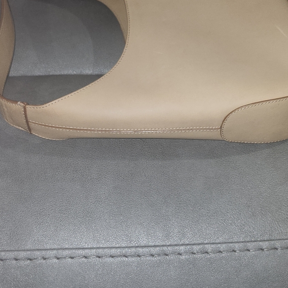 Salvatore Ferragamo Beige Shoulder Bag - Picture 8 of 13